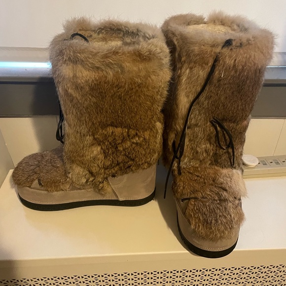 WORN ONCE REAL FUR BOOTS. PERFECT FOR WINTER. COZY AND FASHIONABLE - Picture 3 of 5